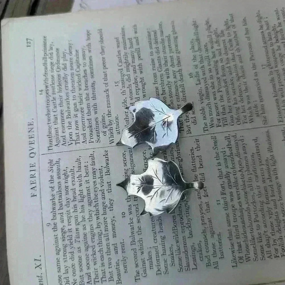 Vintage silver leaf bergerie clip on earrings - Picture 3 of 9